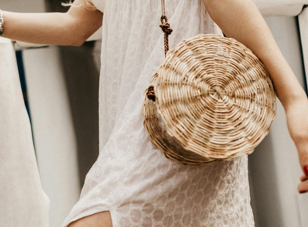 Quelles astuces pour choisir des sacs à main en raphia pour une tenue estivale?