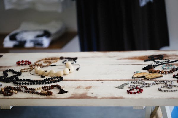 Bijoux et accessoires en bois : chic et naturel à la fois